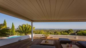 una sala de estar al aire libre con vistas a la ciudad en Villa Mebahel - Boliqueime, en Boliqueime