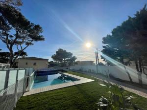 Bazén v ubytovaní Appartement T2 piscine et plage alebo v jeho blízkosti