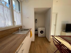 Kuchyňa alebo kuchynka v ubytovaní Appartement T2 piscine et plage