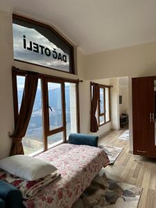 een slaapkamer met een bed en een bord met lotto saaq bij MEŞEİÇİ BUTiK HOTEL in Macka