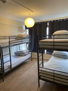 Poschodová posteľ alebo postele v izbe v ubytovaní Kensal Green Backpackers 2