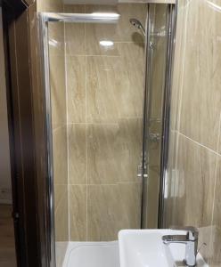 y baño con ducha, aseo y lavamanos. en Kensal Green Backpackers 2 en Londres