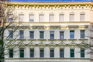 ウィーンにあるLittle Paradise - Pubone AT Viennaの大きな白い建物
