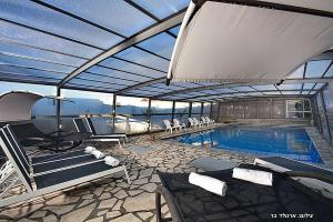 Galeriebild der Unterkunft סוויטות כחול לבן - בקתות וסוויטות מושלמות עם ג'קוזי פרטי ובריכה מחוממת במתחם in Shahar