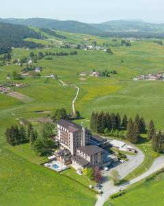 Luftansicht eines Gebäudes in der Mitte eines Feldes in der Unterkunft Linta Hotel Wellness & Spa in Asiago