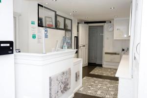 Habitación con encimera blanca y pasillo en Bexley Village Hotel en Bexley