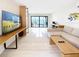 Phi Phi Holiday Resort, Leam Tong Beach的电视和/或娱乐中心