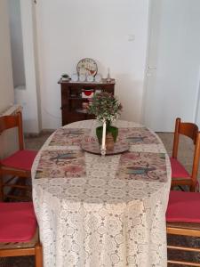 uma mesa com uma toalha de mesa e um vaso de flores sobre ela em Experience the thrill at the border in Bethlehem em Belém