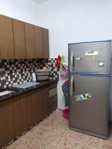 uma cozinha com um frigorífico de aço inoxidável em Experience the thrill at the border in Bethlehem em Belém