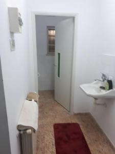 uma casa de banho com um lavatório, um WC e um espelho. em Experience the thrill at the border in Bethlehem em Belém