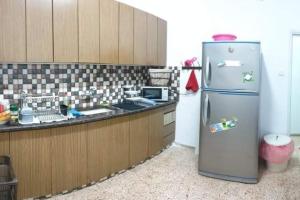 uma cozinha com um frigorífico de aço inoxidável e um balcão em Experience the thrill at the border in Bethlehem em Belém