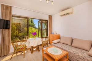 een woonkamer met een bank en een tafel bij Family Apartment close to the Beach in Mlini