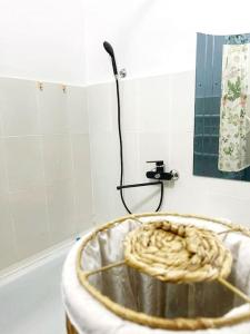 a metal tub in the corner of a bathroom at Квартира in Ustʼ-Kamenogorsk