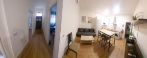 ein Wohnzimmer mit einem Sofa und einem Tisch in der Unterkunft Apartamento Roco in Madrid