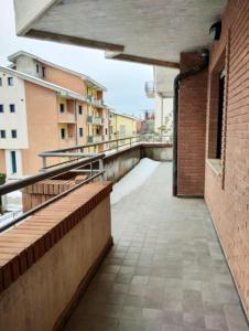 an empty walkway on a building in a city at Appartamento in centro in Vinchiaturo