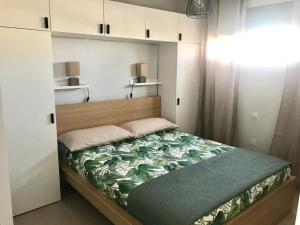 um pequeno quarto com uma cama num quarto em Casa Palmera em Costa de Antigua