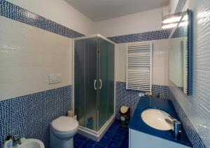 A bathroom at LA DOMIZIANA Még 10 kép
