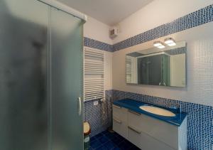 A bathroom at LA DOMIZIANA