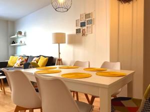 comedor con mesa blanca y sillas en Dos Torres Mediodía - Amplia Terraza y Estacionamiento Gratuito, en Zaragoza