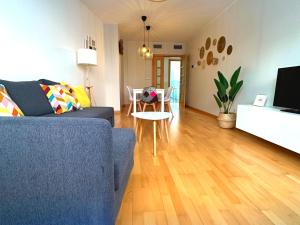 sala de estar con sofá y mesa en Dos Torres Mediodía - Amplia Terraza y Estacionamiento Gratuito, en Zaragoza