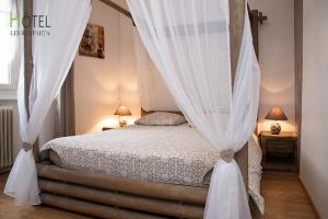Postel nebo postele na pokoji v ubytování Hôtel Les Remparts