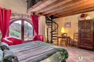 - une chambre avec un lit, une table et des chaises dans l'établissement Le Cocon du Vivarais, à Rochepaule
