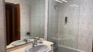 Koupelna v ubytování Amplio ático con terraza en Andorra centro + 14 fotografií
