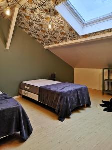 sypialnia z łóżkiem i świetlikiem w obiekcie Appartement cosy à Saint-Vaast-la-Hougue - 55 m² avec jardin w mieście Saint-Vaast-la-Hougue