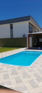 una piscina frente a una casa en B e l a V i s t a, en Porto Seguro
