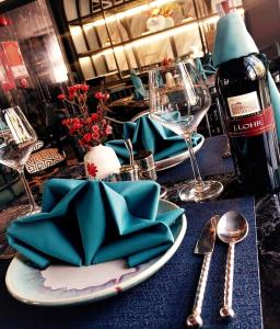 uma mesa com dois pratos e uma garrafa de vinho em Hoi An Delicacy Hotel & Spa em Hoi An