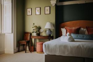 Säng eller sängar i ett rum på Spacious, Luxury home nr Cartmel & Lake Windermere