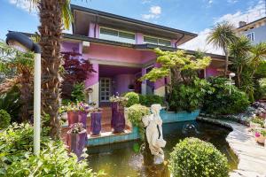 代森扎諾－德爾加達的住宿－HOTEL Villa Lilla，花园前带池塘的房子