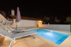 Bazén v ubytovaní Studio PUNAT LIVING with common pool alebo v jeho blízkosti