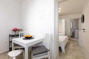 Televízia a/alebo spoločenská miestnosť v ubytovaní Studio PUNAT LIVING with common pool