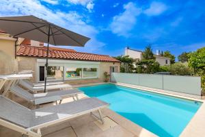 Bazén v ubytovaní Studio PUNAT LIVING with common pool alebo v jeho blízkosti