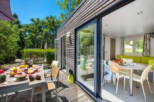 Vonkajšia záhrada v ubytovaní Camping-Village Vacances Les deux Étangs