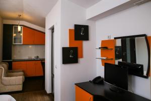 Hotel Zlatograd tesisinde mutfak veya mini mutfak