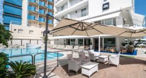 Bazén v ubytování Hotel Kursaal - FRONTE MARE CON PISCINA nebo v jeho okolí