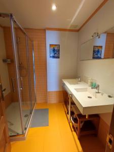 A bathroom at Los Molinos - Atico en Montaña de Asturias
