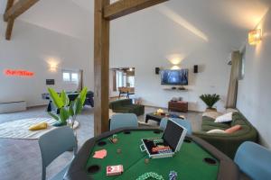 sala de estar con mesa de póquer y sofá en So Villa Les Houx 45 - Heated pool - Soccer - 2h from Paris - 30 beds en Triguères