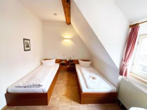 een kamer met 2 bedden op een zolder bij Hotel Brauhaus Wiesenmühle in Fulda