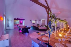 sala de estar con mesa de ping pong y mesa de billar en So Villa Les Houx 45 - Heated pool - Soccer - 2h from Paris - 30 beds en Triguères