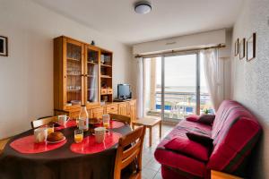 埃爾基的住宿－Appartement a moins de 100m de la plage du Bourg pour 4 personnes，客厅配有桌子和沙发