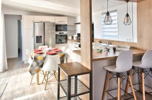 a kitchen and dining room with a table and chairs at Joli Chalet a Bretignolles sur mer pour 6 personnes in Brétignolles-sur-Mer