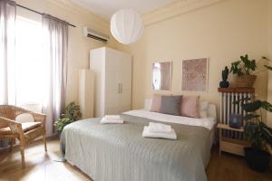 1 dormitorio con 1 cama con 2 toallas en Vibrant Flat with Excellent Location in Beyoglu, en Estambul