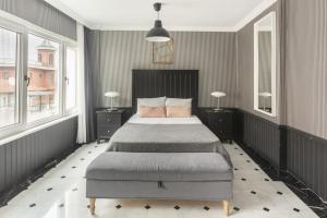 ein Schlafzimmer mit einem großen Bett und zwei Fenstern in der Unterkunft Dreamy Flat with Bosphorus View in Rumeli Hisari in Istanbul