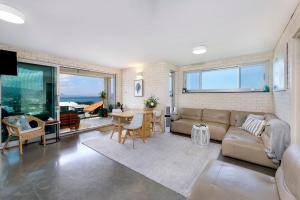 Posezení v ubytování Sandon Point Coastal Abode