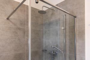 eine Dusche mit Glastür im Badezimmer in der Unterkunft Modern 4 bedroom near Warsaw parking/wifi/200m2 in Marki