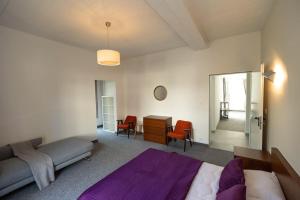 ein Schlafzimmer mit einem Bett und einem Schreibtisch und Stühlen in der Unterkunft Modern 4 bedroom near Warsaw parking/wifi/200m2 in Marki