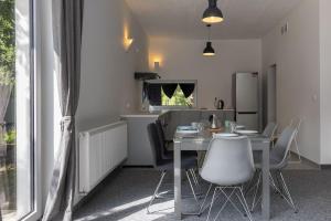eine Küche und ein Esszimmer mit Tisch und Stühlen in der Unterkunft Modern 4 bedroom near Warsaw parking/wifi/200m2 in Marki + 25 Fotos